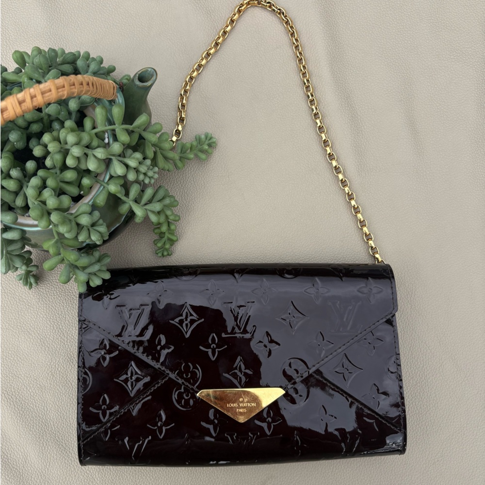 LOUIS VUITTON PATENT LEATHER ENVELOPE CHAIN PURSE HANDBAG CLUTCH